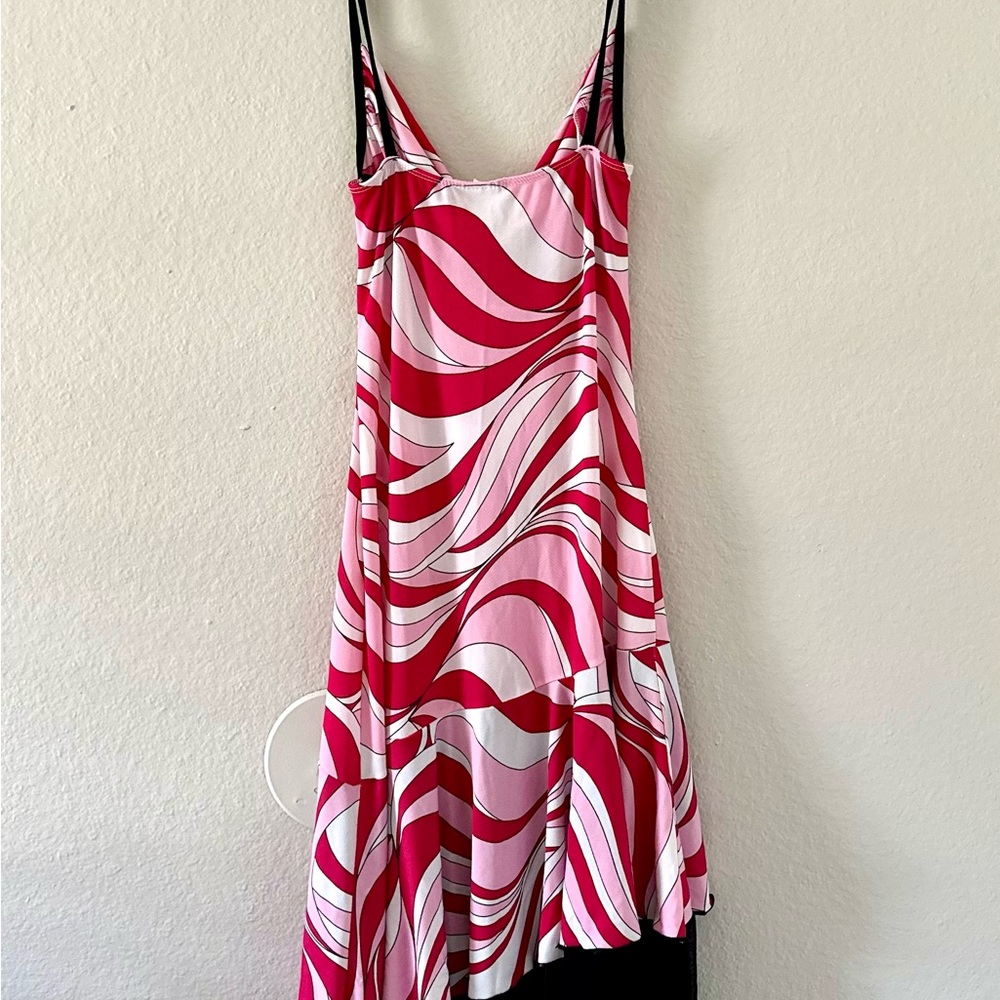 Perfect casual dress. Easy to put it on, make you look super feminine in 1sec.